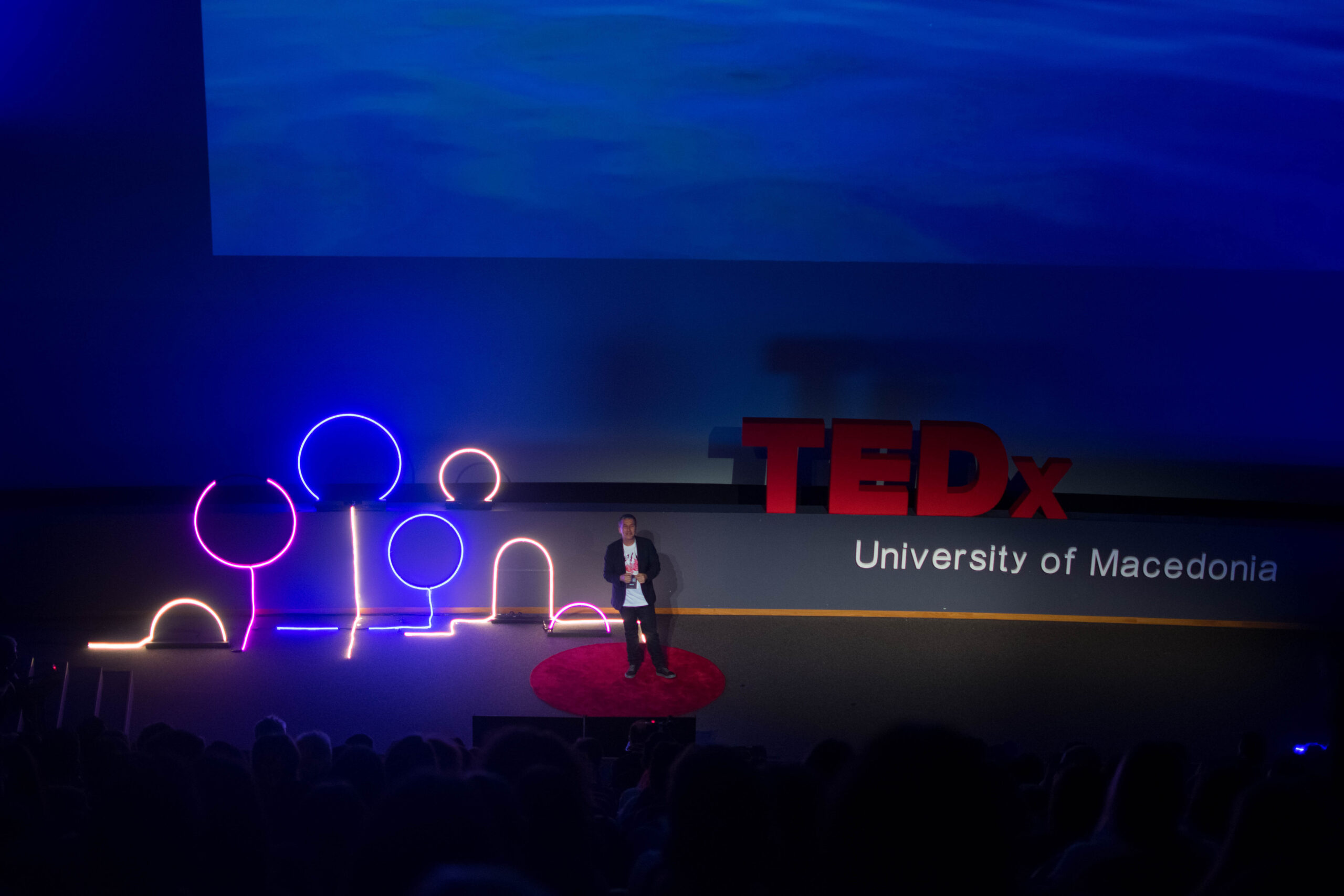 Ένας ομιλητής πανω στην σκηνη του TEDxUniversityofMacedonia 2019, ονόματι Reboot