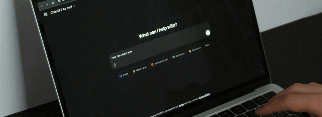 Η απουσία της σκέψης στην παρουσία του ChatGpt 1 Οθόνη laptop με ανοιχτό interface συνομιλίας AI ChatGPT και πληκτρολόγηση ερώτησης.
