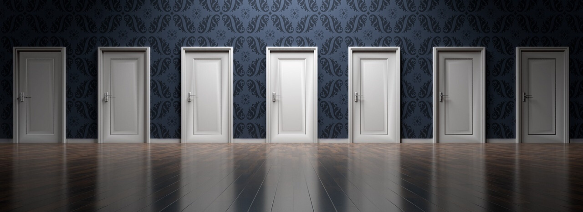Πολλές πόρτες στη σειρά που συμβολίζουν τις αμέτρητες επιλογές και τη δυσκολία απόφασης