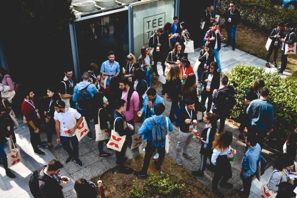 Κόσμους που περιμένει να μπει στο session του TEDxUMA.